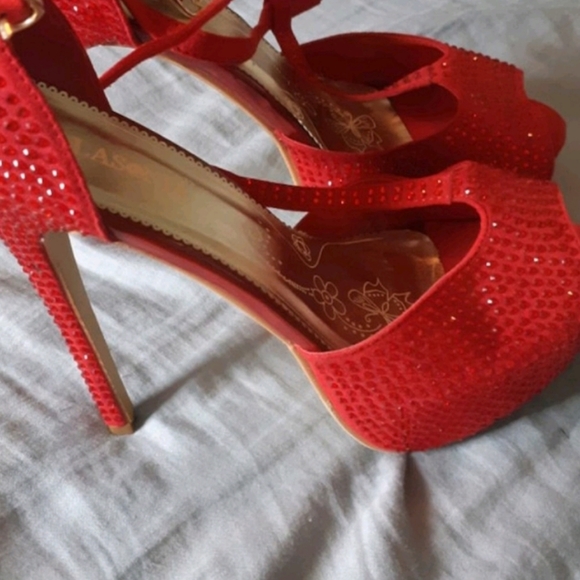Red heels - Picture 2 of 3